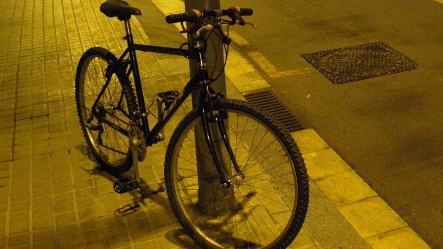 Una bicicleta aparcada en una imagen de archivo. 