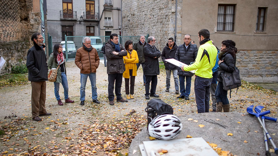 Miembros de la Comisión y la Gerencia de Urbanismo, encabezados por el alcalde de Pamplona, Joseba Asiron, visitan el Rincón de Pellejerías, espacio en el que se (3)
