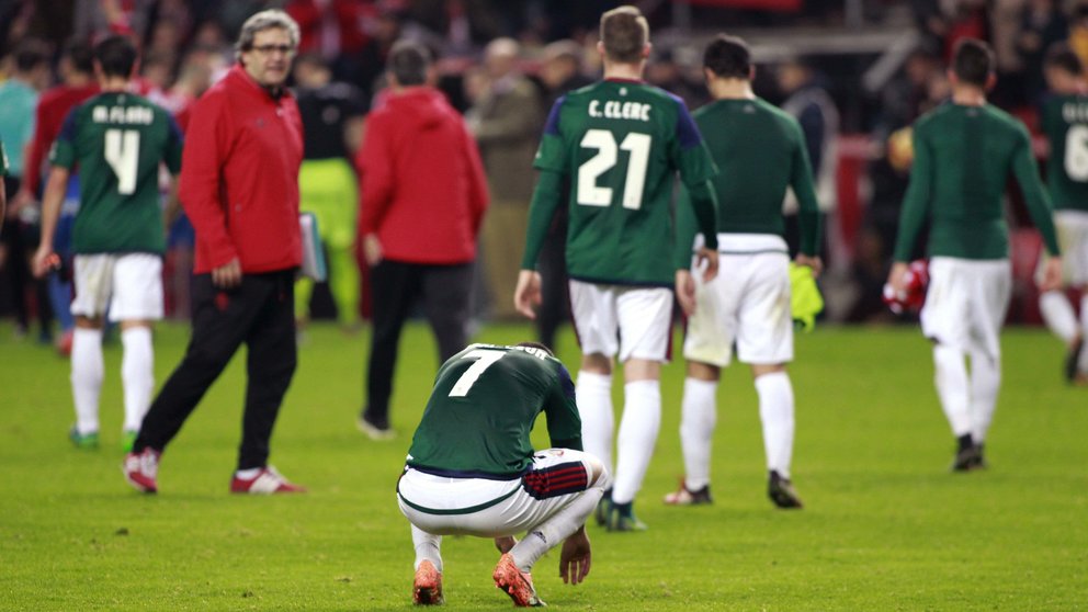 El delantero del Osasuna Sergio León al caer derrotados en el partido de la decimocuarta jornada de Liga que han disputado frente al Sporting en el estadio de El Molinón. EFE/Alberto Morante