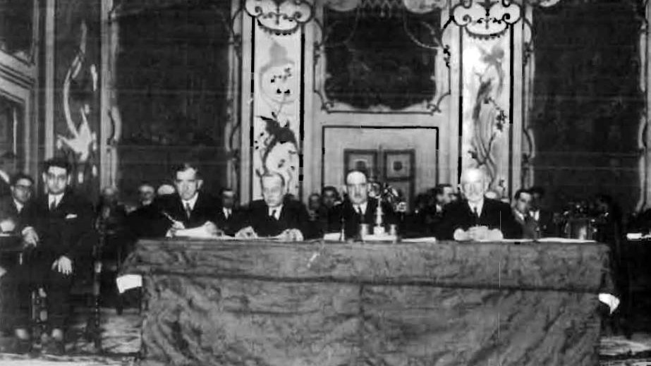 Constantino Salinas presidiendo la asamblea general de municipios vasco-navarros del 19 de junio de 1932 en el teatro Gayarre.