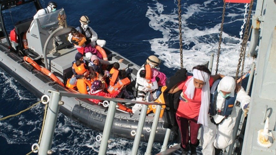 Los integrantes de la Fragata Navarra rescatan a mujeres y niños del Mar Mediterráneo.