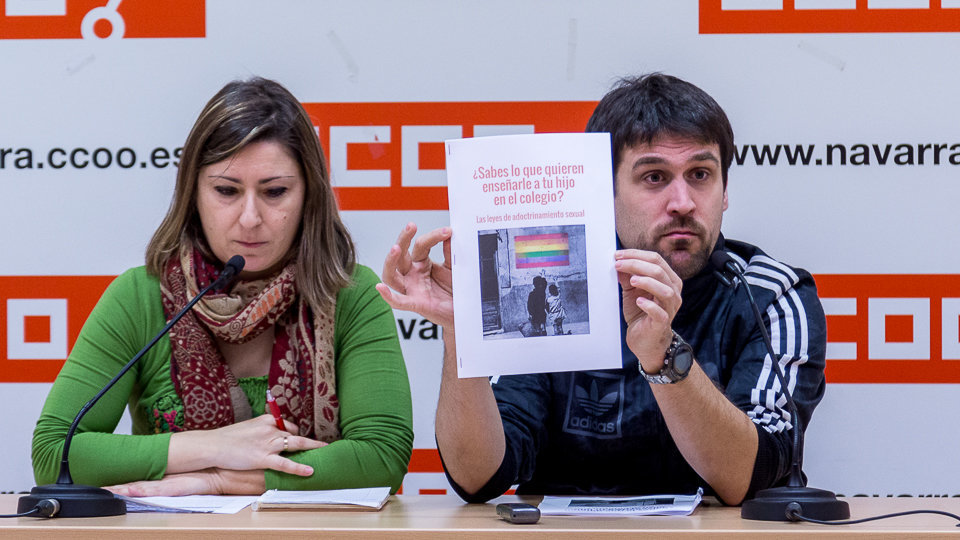 La secretaria general de Enseñanza de CCOO, Pilar García, y Aitor Jáuregui denuncian la una campaña de carácter homófobo y discriminatorio contra el colectivo LGTBI en (1)