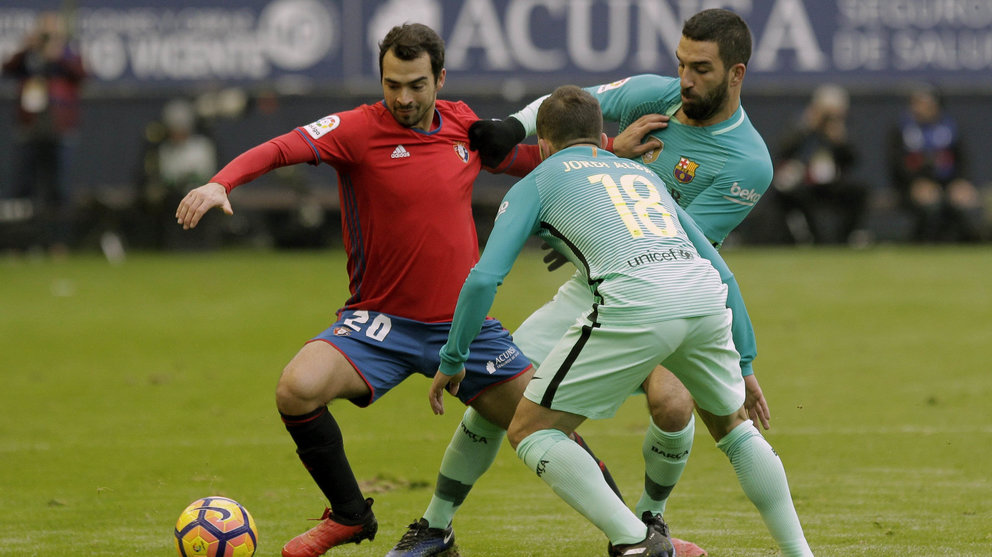 El centrocampista de Osasuna Miguel de las Cuevas controla el balón ante el defensa del FC Barcelona, Jordi Alba. EFE/Villar López