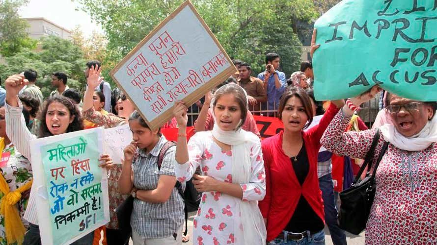 Activistas indios protestan contra las violaciones a niñas, junto a la sede de la comisaría de la Policía en Nueva Delhi. EFE
