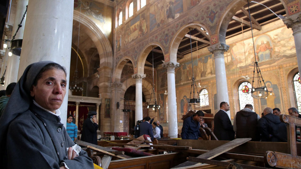 Una religiosa contempla los restos de la explosión en una catedral cristiana de El Cairo EL ESPAÑOL