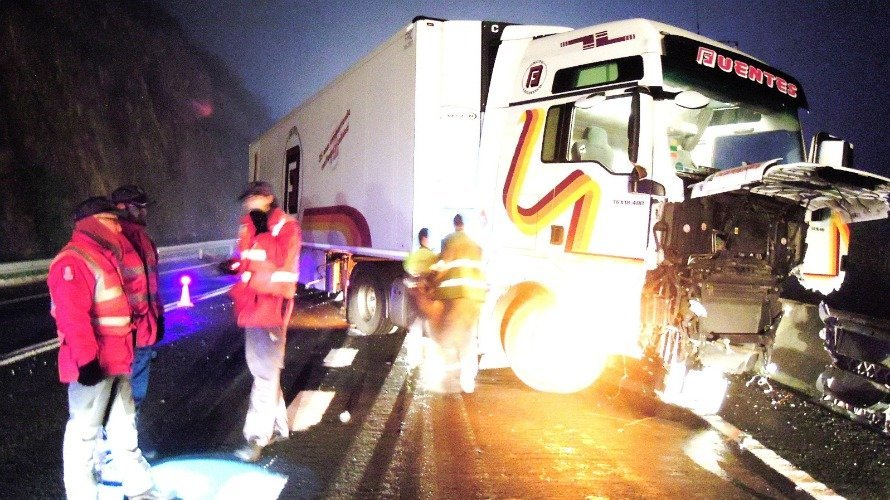 Imagen del camión contra el que ha colisionado el turismo que conducía el herido grave del accidente de Bera. PFORAL