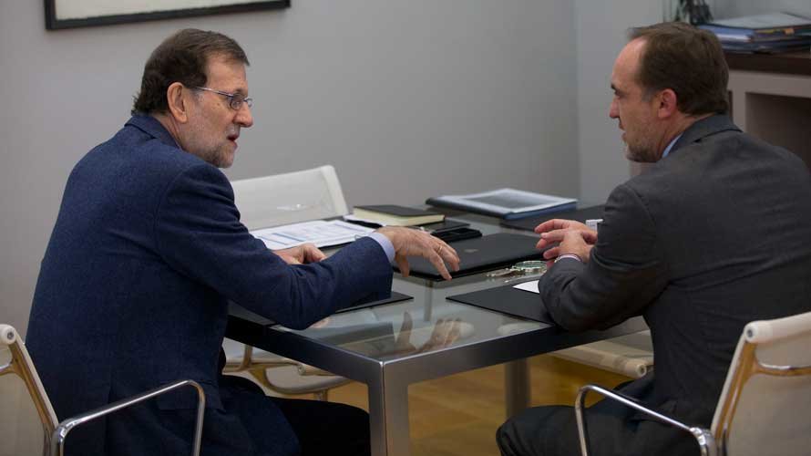 El presidente del Gobierno, Mariano Rajoy, se reúne con el presidente de UPN, Javier Esparza.