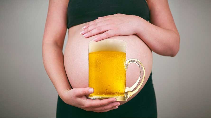 Mujer embarazada y una jarra de cerveza. ARCHIVO