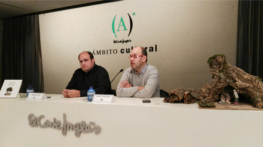 El escultor Ignacio Fernández y el editor Miguel Ochoa presentaron ayer Ideas para Belenes de corcho y musgo.