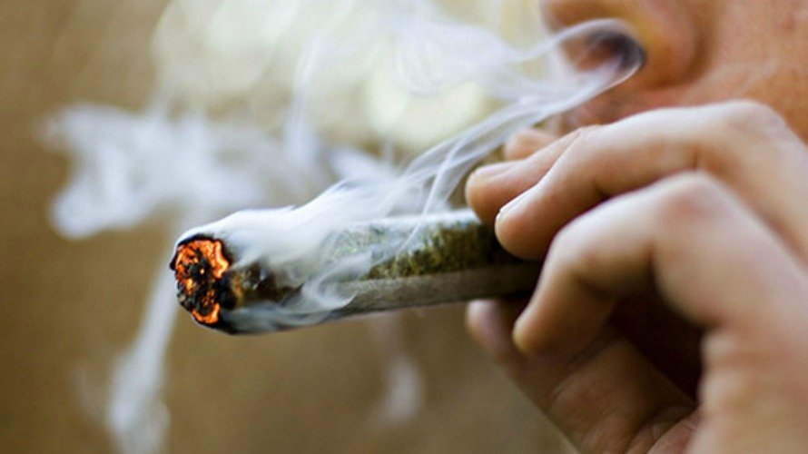 Un joven fuma un canuto de marihuana en una imagen de archivo. 