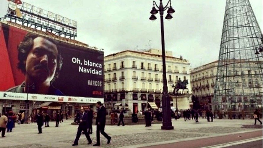 El enorme cartel publicitario de la serie 'Narcos' situado en la Puerta de Sol en plena campaña navideña. TWITTER