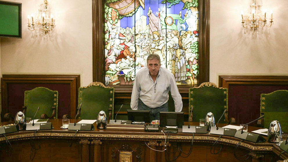 El alcalde de Pamplona, Joseba Asirón toma asiento antes de comenzar el pleno del Ayuntamiento. PABLO LASAOSA 