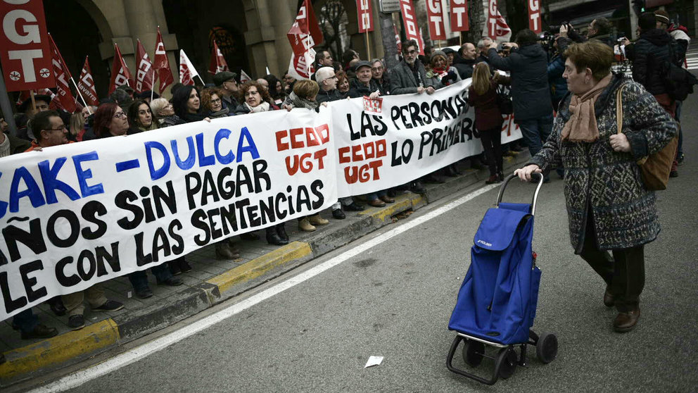 Manifestación de UGT y CC OO en Pamplona frente a la Delegación. PABLO LASAOSA (4)