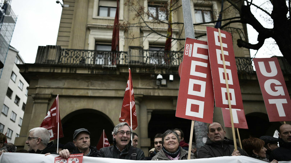 Manifestación de UGT y CC OO en Pamplona frente a la Delegación. PABLO LASAOSA (6)