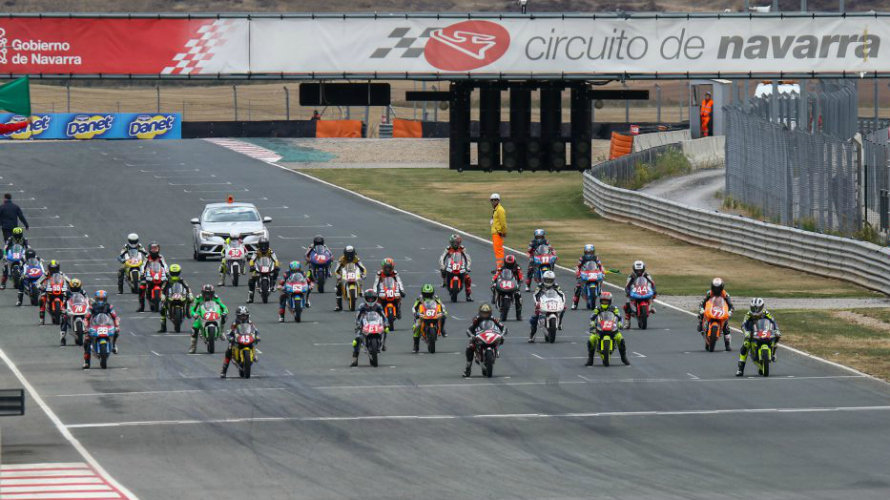Salida de una prueba de motos en el Circuito de Los Arcos. Circuito de Navarra.