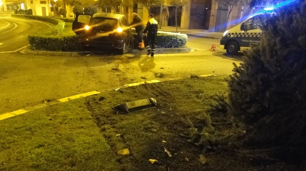 Salida de vía de un turismo en la avenida Villava de Pamplona; el coche ha acabado saltando una rotonda y empotrándose contra una mediana POL MUNICIPAL