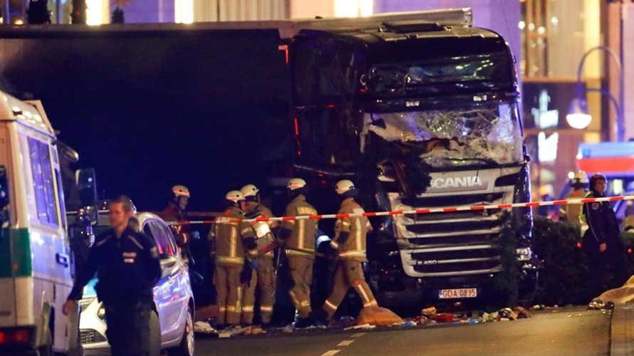 Un camión atropella en Berlín a decenas de personas. REUTERS. EL ESPAÑOL