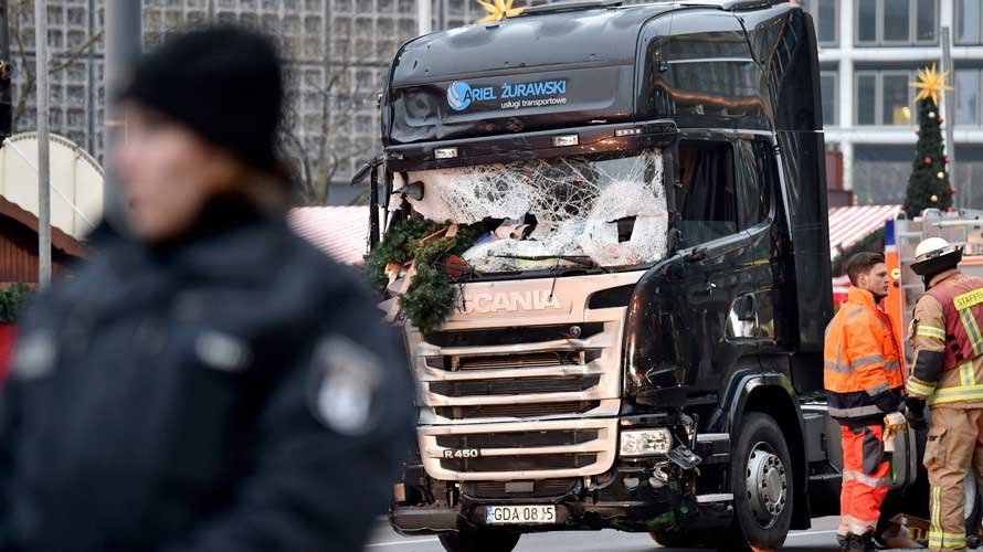 El camión tras la masacre en un mercadillo de Berlín en la que han muerto 12 personas. EFE