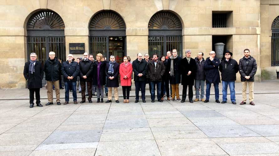 Representantes políticos, con la presidenta Barkos a la cabeza, se concentran frente al Palacio de Navarra para condenar los atentados de Berlín y Ankara.