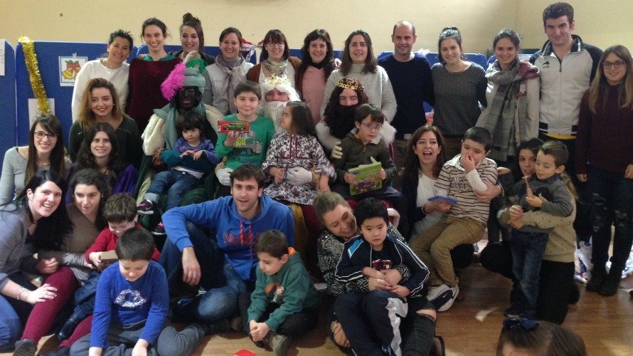 Profesionales, niños y voluntarios de ANA con los Reyes Magos en 2016