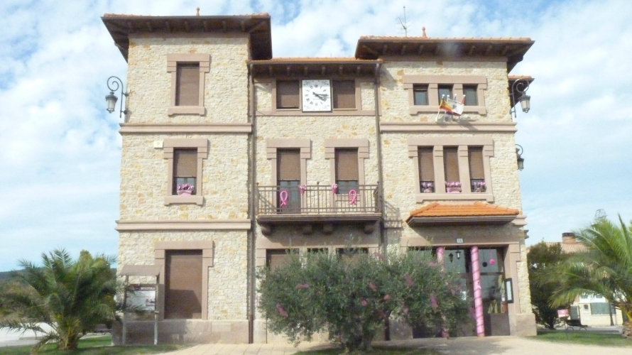 Fachada principal del Ayuntamiento de Murieta.