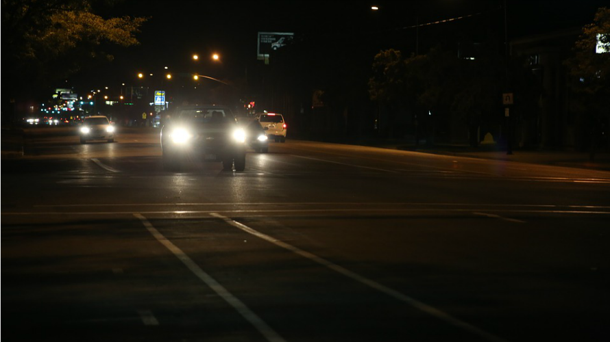Un coche circula de noche por una carretera. ARCHIVO