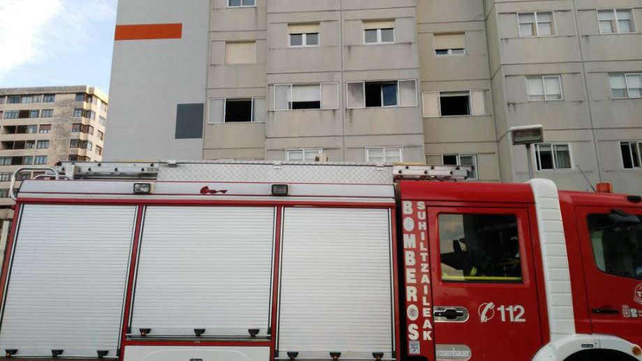 Incendio en una vivienda de un bloque de pisos en Barañáin BOMBEROS DE NAVARRA