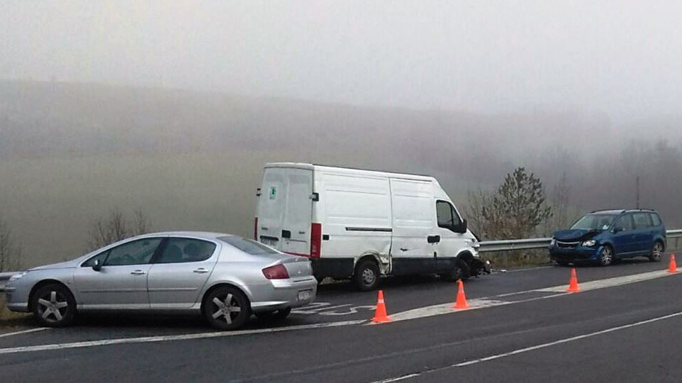 Colisión múltiple entre tres vehículos en Ekai durante una jornada de espesa niebla en Navarra PF