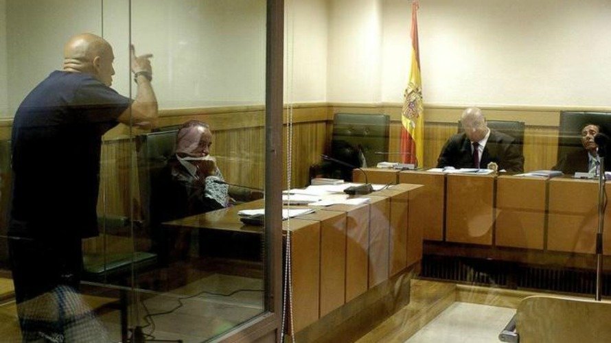 El etarra Iñaki Bilbao amenaza con pegar siete tiros y arrancar la piel a tiras al juez Baltasar Garzón en 2006. Emilio Naranjo. EFE