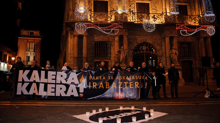 Manifestación convocada por Kalera Kalera en apoyo a los reclusos de ETA por las calles de Pamplona. MIGUEL OSÉS (9)