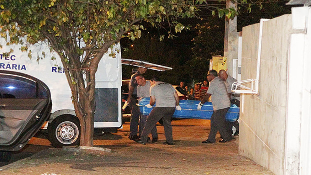 Los trabajadores de la morgue se llevan a uno de los asesinados en una fiesta de fin de año en Brasil FOLHA