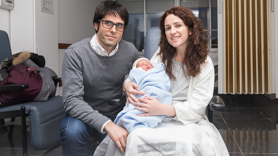 Alejandro San Martín Gurrea, hijo de José y Vanesa, es el primer bebé nacido en Navarra en 2017 (4). IÑIGO ALZUGARAY