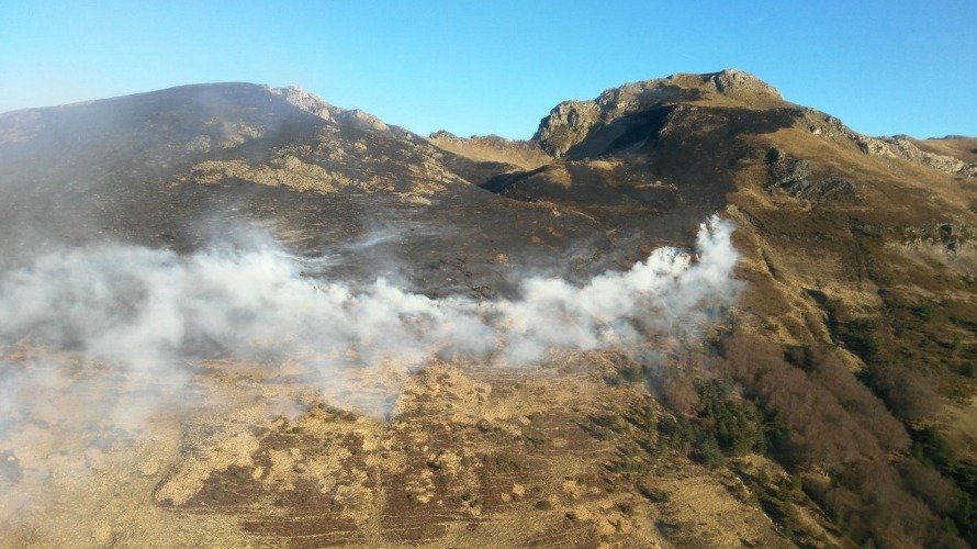 Los bomberos continúan luchando en el monte Lakora contra las llamas. BOMBEROS DE NAVARRA