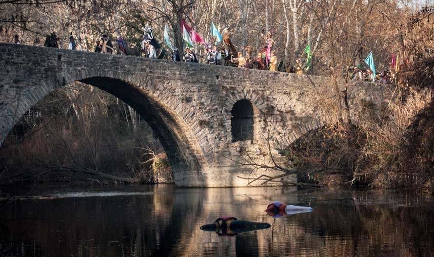Maniquíes flotando en el Arga al paso de los Reyes Magos en su llegada a Pamplona. EUROPA PRESS