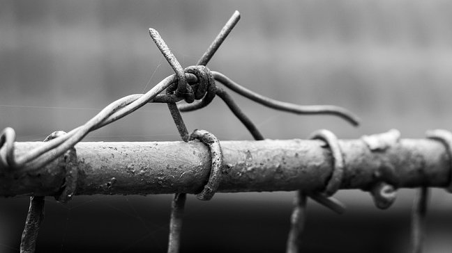 Imagen de archivo de una alambrada de metal ARCHIVO