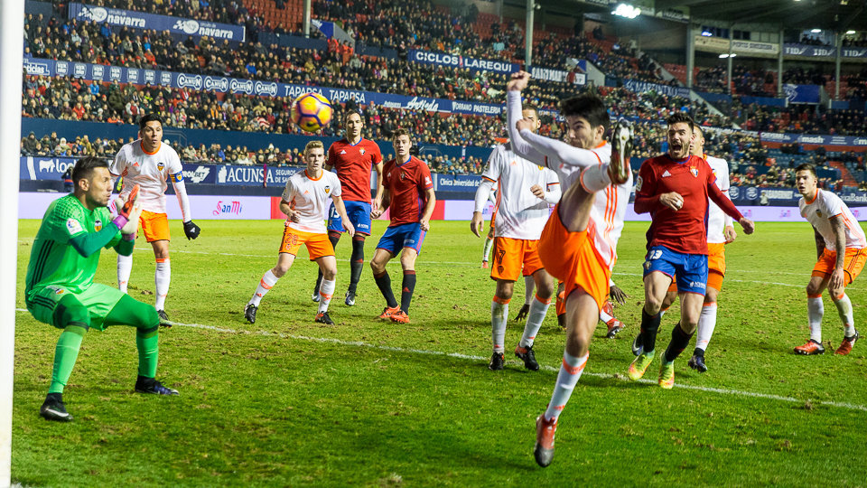 Partido de Liga entre Osasuna y Valencia disputado en El Sadar (16). IÑIGO ALZUGARAY