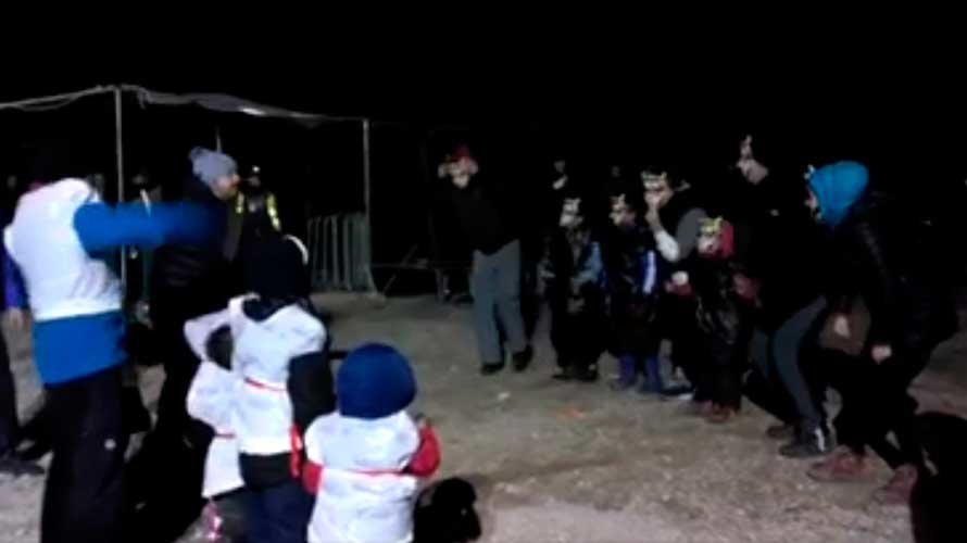 Captura del vídeo en el campo de refugiados en el que se emula el encierro de Pamplona.