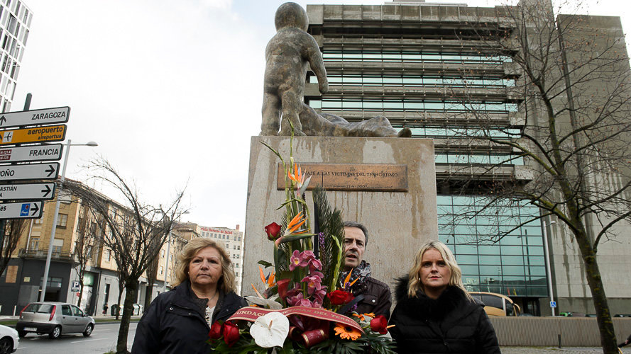 Ofrenda floral en la plaza de Baluarte en el monumento a las víctimas del terrorismo. PABLO LASAOSA.