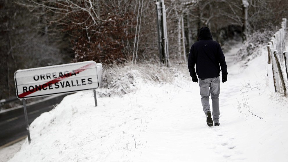 Un señor camina por Roncesvalles, durante el temporal de nieve que azota sobre todo al Norte de Navarra. EFE/Iban Aguinaga