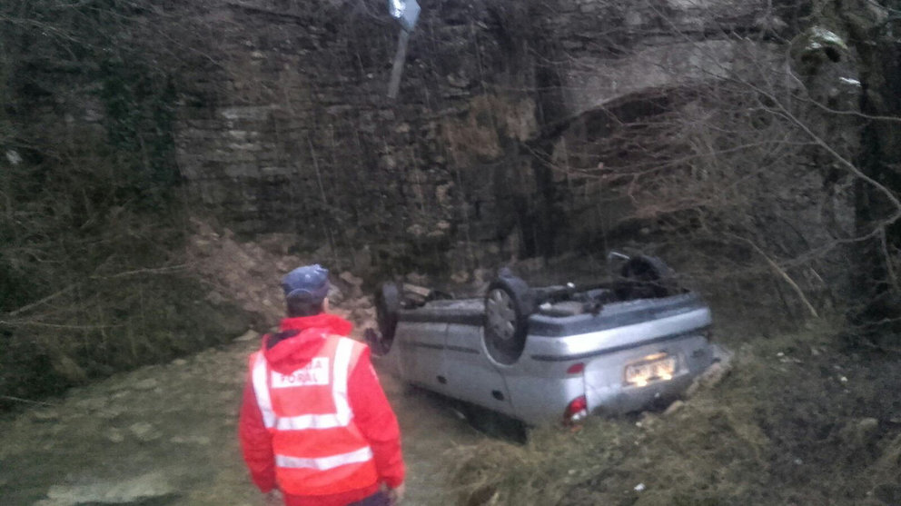 El vehículo que ha caído al río Leziza en la localidad de Torrano POLICÍA FORAL