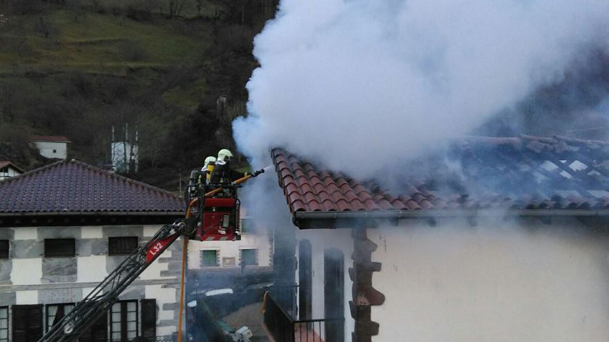 Incendio del tejado de una vivienda en Goizueta BOMBEROS DE NAVARRA