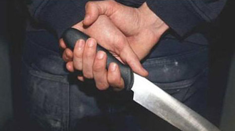 Imagen de un hombre ocultando un cuchillo tras su espalda ARCHIVO