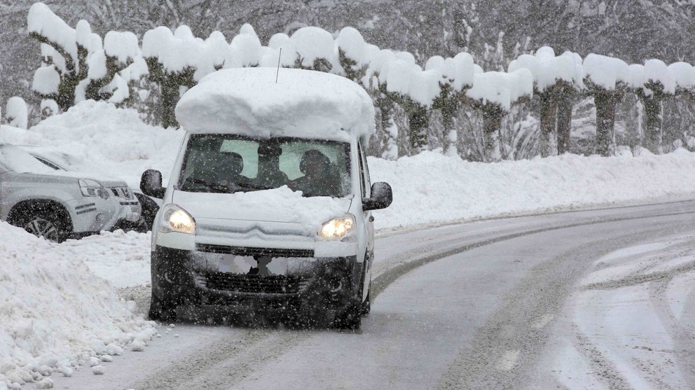 Un coche circula por la N-135 en el término de Roncesvalles (Navarra) comunidad donde continúa el temporal de nieve y ya se acumulan espesores de 50 cm. EFE/Villar López