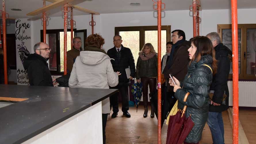 Los miembros de la Comisión de Urbanismo del Ayuntamiento de Pamplona visitan las obras ilegales del Chalet de Caparroso.