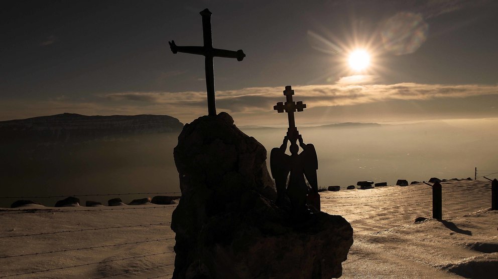 Panorámica desde el Santuario de San Miguel de Aralar (Navarra), en un día soleado, tras las fuertes nevadas de los últimos días. EFE/Ivan Aguinaga