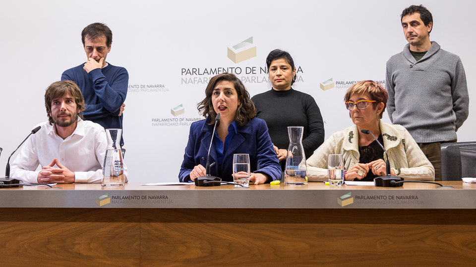 El grupo parlamentario de Podemos-Ahai Dugu ofrece una rueda de prensa para hacer balance del trabajo legislativo y explicar los retos para 2017. IÑIGO ALZUGARAY