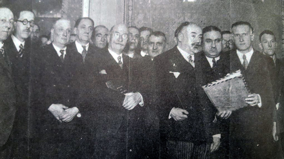 El 21 de diciembre de 1933 el alcalde republicano de San Sebastián, Fernando Sasiain (a la derecha) entrega al presidente del Congreso de los Diputados, Santiago Alba, un ejemplar del Estatuto Vasco plebiscitado.