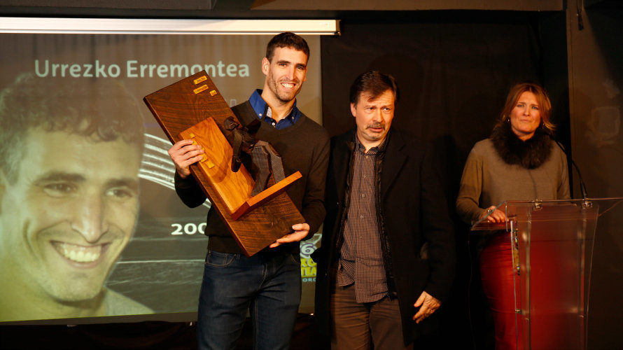 Javier Urriza muestra su trofeo.