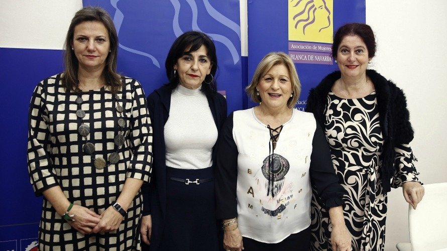 La presidenta de la Asociación de Mujeres Blanca de Navarra, María José Vidorreta (2d), entre otras, durante la presentación de Escalera contra la violencia. EFE