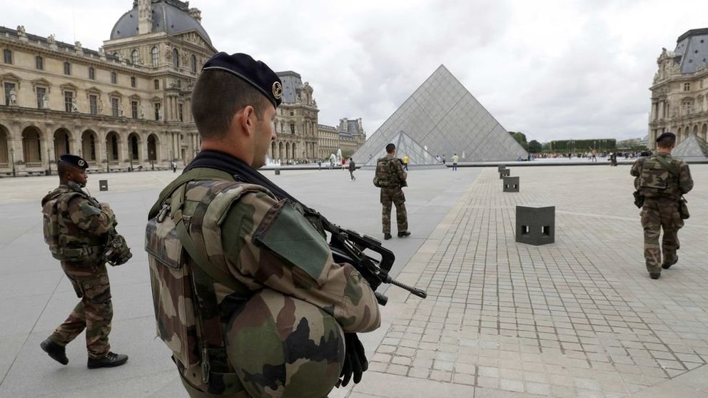 Soldados vigilan el Museo del Louvre. Reuters
